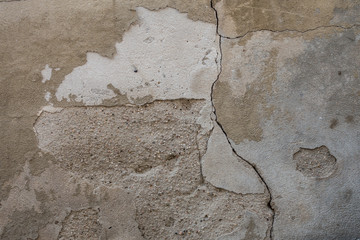 Risse in der Hauswand