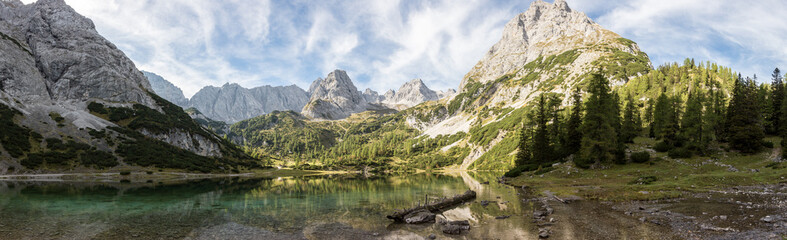 See in den Alpen vor Bergpanorama und Reflektionen