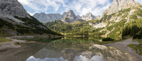 See in den Alpen vor Bergpanorama und Reflektion
