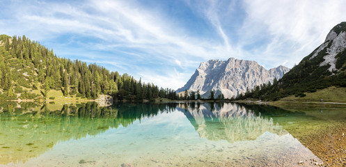 See in den Alpen vor Bergpanorama der Zugspitze