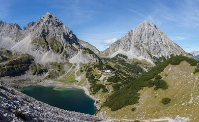 See in den Alpen vor Bergpanorama