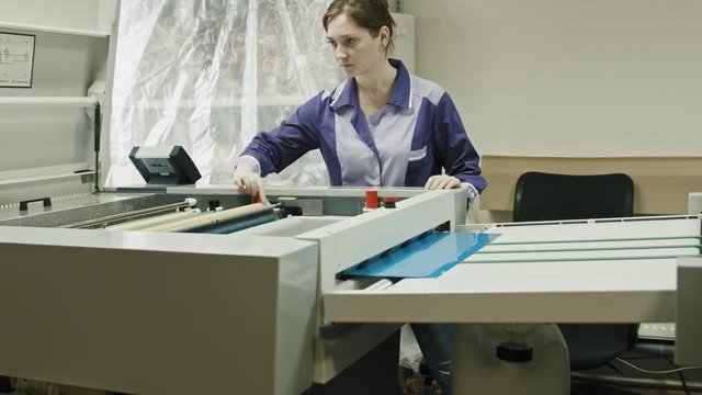 industrial printing process - worker monitors the printing process