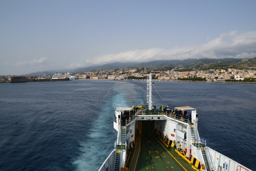 Traghetto nello stretto di Messina (Messina sullo sfondo)
