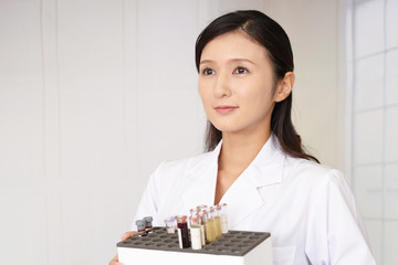 検査中の女医