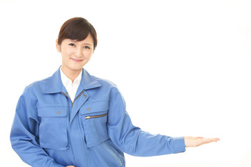 案内する女性作業員