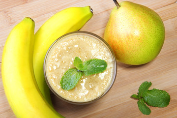 Banana and pear smoothie
