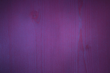 Violett gebeiztes Holzbrett mit vertikaler Maserung
