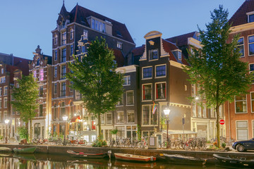 Fototapeta premium Amsterdam. Kanał miejski o świcie.