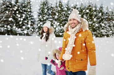 Obraz premium happy family in winter clothes walking outdoors