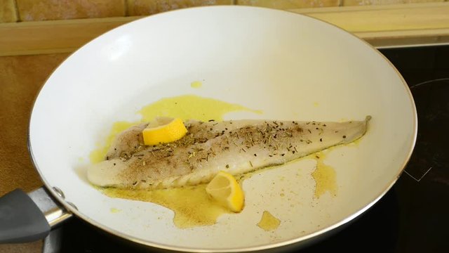 Fisch in der Pfanne, Dorschfilet wird in Oliven&ouml;l 
gebraten