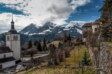 Fototapeta premium Pueblo bucólico, de cuento de hadas en Friburgo, es Gruyeres, Suiza rodeado por los Alpes