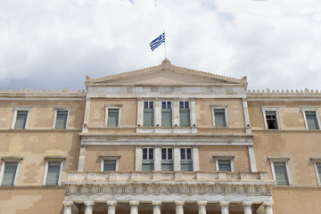 Fototapeta na wymiar Parlamentsgebäude am Syntagmaplatz in Athen, Griechenland