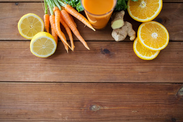 Obraz na płótnie Canvas glass of carrot juice, fruits and vegetables