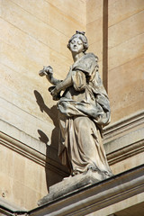 Fototapeta na wymiar Statue de l'église Saint-Louis-des-Invalides à Paris, France