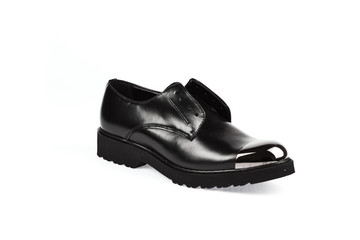 Inglesina nera da donna su fondo bianco