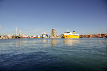 Italien, Toscana, Riviera, Livorno, Hafen, Seehafen, Fähren, Schiffe, Boote, Motorbote, Fähre, Autofähre, Elba, Stadthafen