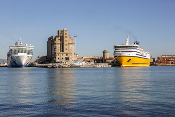 Italien, Toscana, Riviera, Livorno, Hafen, Seehafen, F&auml;hren, Schiffe, Boote, Motorbote, F&auml;hre, Autof&auml;hre, Elba, Stadthafen
