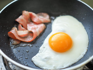 poached eggs and ham in a pan for breakfast