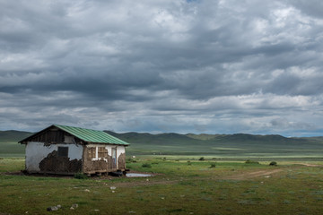 Fototapeta na wymiar Maison abandonnée dans la steppe, Mongolie