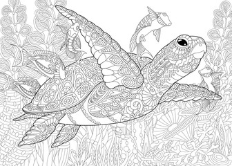 Fototapeta premium Stylizowana kompozycja żółwia (żółwia), tropikalnej ryby, podwodnych wodorostów i koralowców. Szkic odręczny dla dorosłych kolorowanki antystresowe z elementami doodle i zentangle.