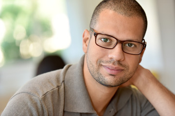 Obraz premium Portrait of hispanic guy with eyeglasses on