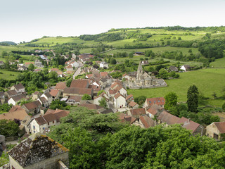 Fototapeta na wymiar Hills and medieval village of Rochepot in France