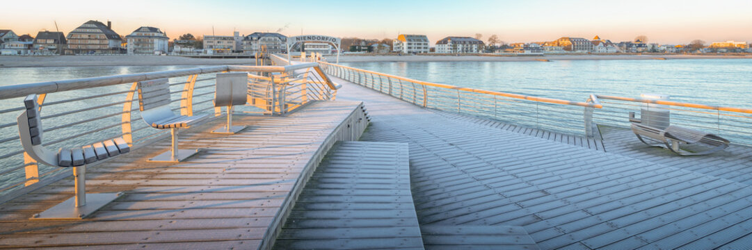 Seebr&uuml;cke Niendorf in der Morgenstimmung - L&uuml;becker Bucht | Ostsee - Panorama