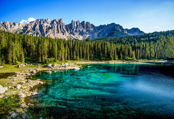 Karersee, le lac Carezza, est un lac des Dolomites au Tyrol du Sud, en Italie.