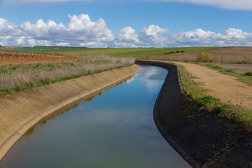 Canal de distribucion de Agua para Riego con Curva