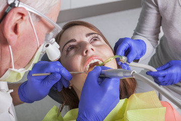 Zahnärztliche Behandung einer jungen Patientin