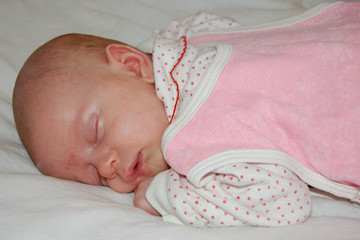 spokojny sen niemowlęcia w retro śpioszkach © AlexPG
