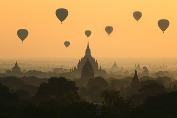 Fototapeta na wymiar The Ancient temple in Bagan before sunset , Myanmar