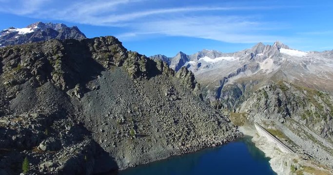 Sorvolo diga artificiale in alta quota - Aerial view 4k 