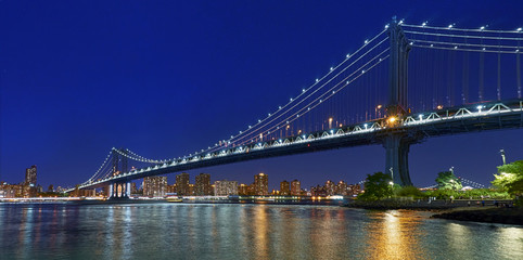 Fototapeta na wymiar Manhattan bridge at nigt lights