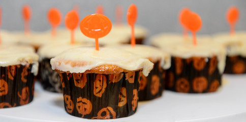 Halloween Cupcakes with Jack-o-Lantern Decoration