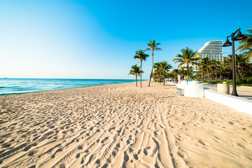 Wit zand verlaten Fort Lauderdale Zuid-Florida strand dat zich uitstrekt onder een prachtige blauwe wolkenloze hemel