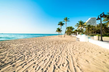 Foto op Plexiglas Clearwater Beach, Florida Wit zand verlaten Fort Lauderdale Zuid-Florida strand dat zich uitstrekt onder een prachtige blauwe wolkenloze hemel