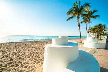 Photo sur Plexiglas Clearwater Beach, Floride Deserted Fort Lauderdale South Florida beach with iconic spiral wall and palm trees under brilliant blue sky