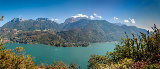 Fototapeta na wymiar Panorama sur rive Est du lac d'Annecy