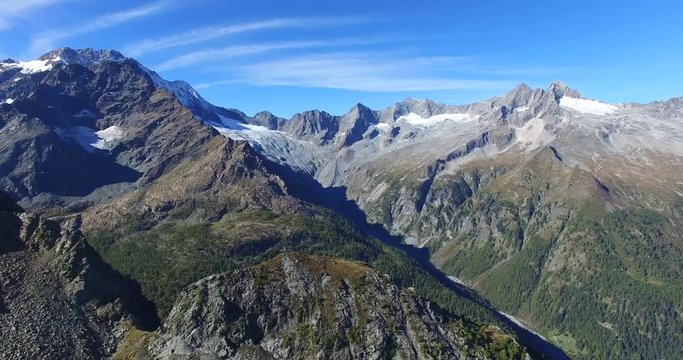 Sorvolo in alta quota - Cime di montagna e ghiacciai - Aerial view 4k