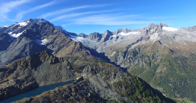 Vista aerea su gruppo montuoso e ghiacciai - Aerial view 4k