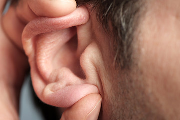 Naklejka premium Close up of man cupping ear