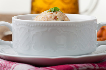 Speckknödel, ein Tiroler Knödel in der Suppe
