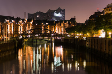 Fototapeta na wymiar Hamburg Warehouse District with reflections at night