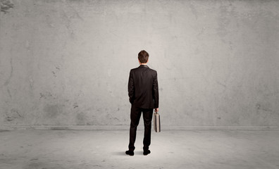 Obraz premium Businessman lost in empty urban space