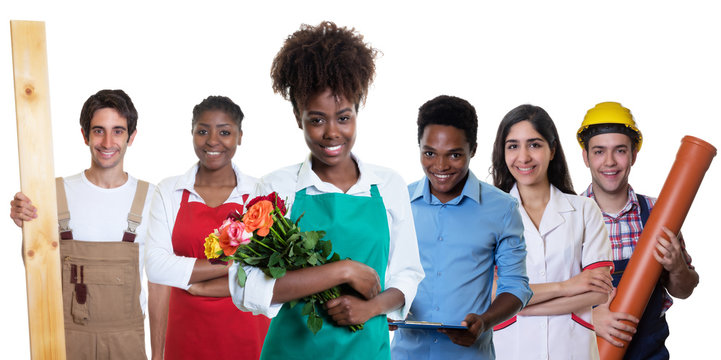Lachende afrikanische Floristin mit anderen internationalen Azubis