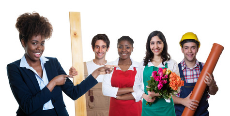 Sympathische afrikanische Kauffrau mit anderen internationalen Azubis