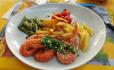 Leckere gegrillte Gambas in Südfrankreich