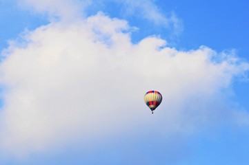 Fototapeta na wymiar Balloon flyes on the blue sky