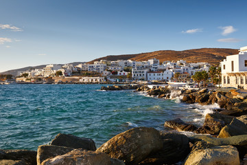 Fototapeta na wymiar View of the town of Tinos.